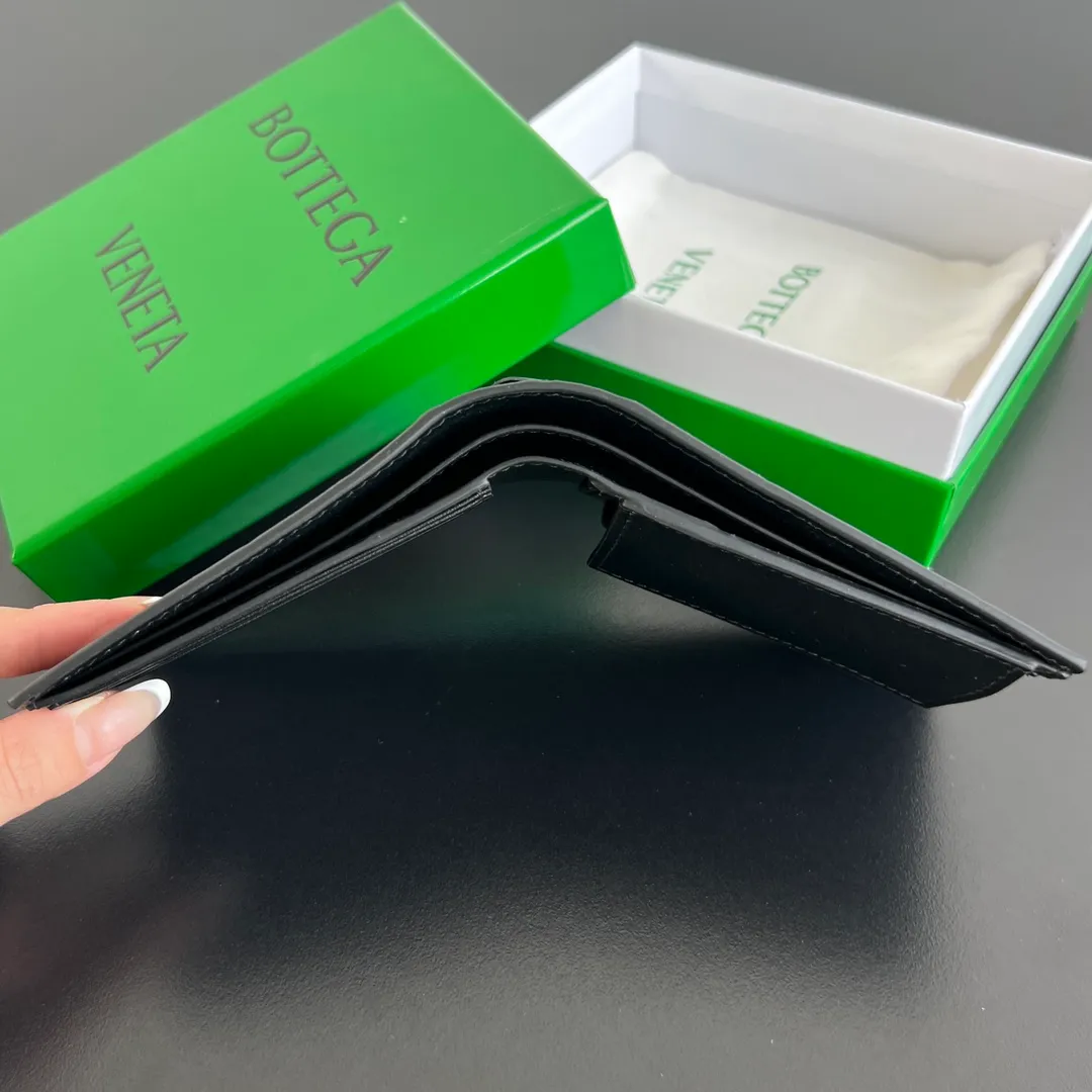 Batch 960 #Bv New bi-fold short clip with coin pocket 605722👏 A short clip with a coin pocket. There is a place to put coins and change☄️ Made of original cowhide. It is soft and delicate and makes people want to touch it all the time. It is equipped with 4 card slots, 2 banknote compartments, 2 extra pockets, and 1 coin purse. It is very tasteful and low-key. It is very good in terms of texture and practicality. Highly recommended👍👍 Size: 11x9.5